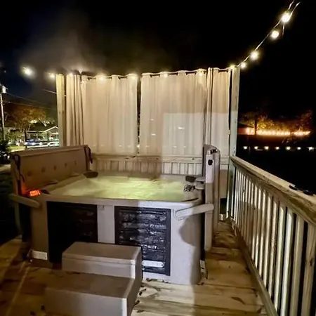 Hot Tub! Cozy Bungalow Downtown Near River